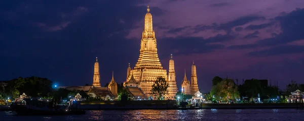Belle vue de paysage de nuit du temple Wat Arun Ratchawararam à Bangkok, Thaïlande — Photo