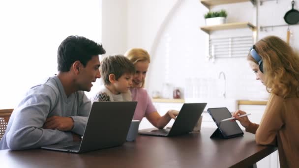 Familia feliz usando dispositivo electrónico en casa — Vídeo de stock