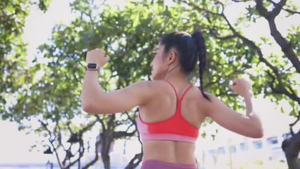 Vrouw die handpalmen uitstrekt tijdens het sporten — Stockvideo