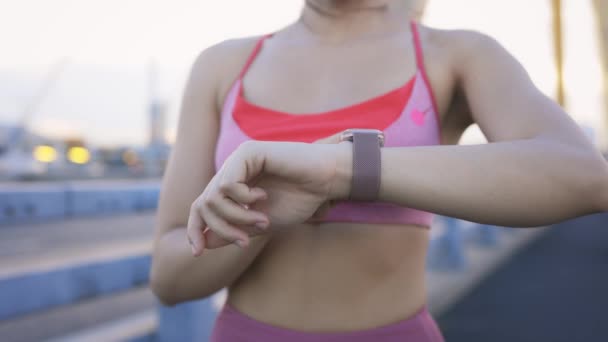 Vrouw controleren horloge tijdens het lopen — Stockvideo