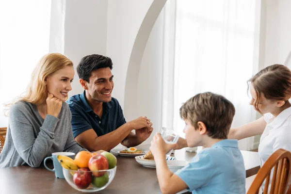 Familia feliz disfrutando del desayuno —  Fotos de Stock