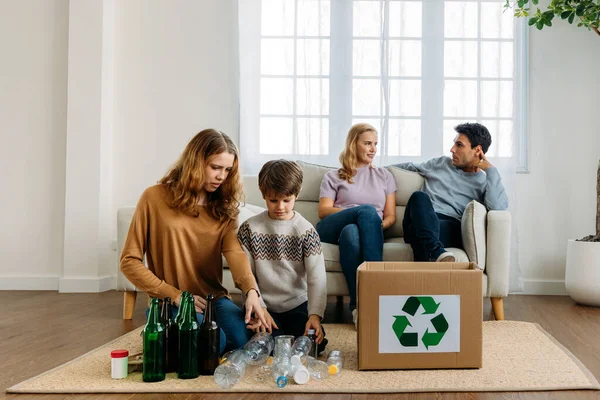 Enfants gardant des bouteilles dans une boîte en carton — Photo