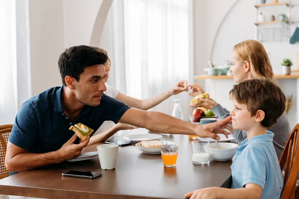 Familia joven desayunando —  Fotos de Stock