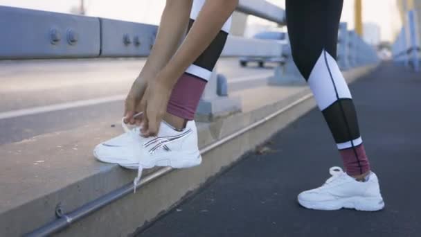 Женщина завязывая шнурки во время бега — стоковое видео