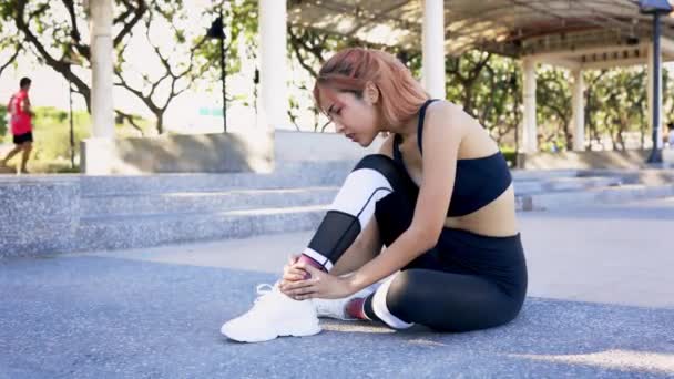 Mujer que sufre de pierna retorcida mientras corre — Vídeos de Stock