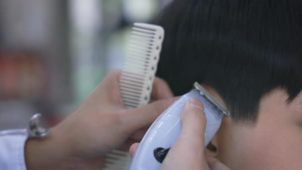 Χέρια κουρέα χρησιμοποιώντας ξυράφι για την περιποίηση των μαλλιών — Αρχείο Βίντεο