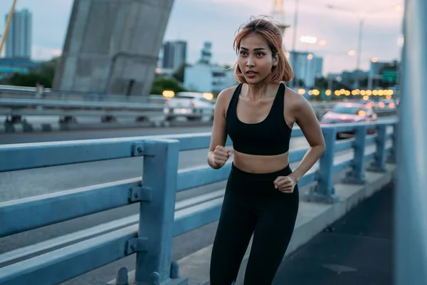 Jovem mulher correndo na ponte — Fotografia de Stock