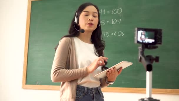Вчитель азіатської школи викладає онлайн — стокове відео