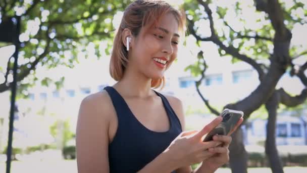 Nő ellenőrzése telefon reggeli futás közben — Stock videók