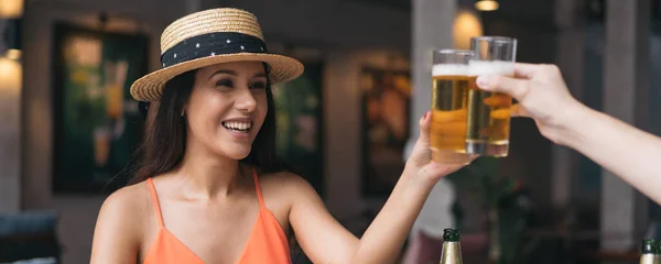 Mujer levantando brindis con amigo —  Fotos de Stock