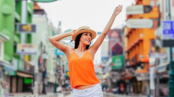 Young brunette woman traveling with attractive toothy smile in urban street. — Stock Photo, Image