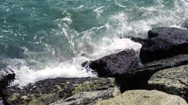 Пейзаж видео мощных волн, разбивающихся на скалистом пляже в Районге, Таиланд, Азия — стоковое видео