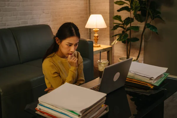 Стрессовая женщина работает на ноутбуке — стоковое фото