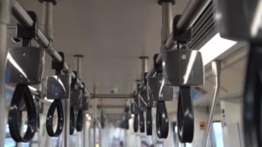 Metro trenindeki boş tırabzanlar, güvenlik için toplu taşıma araçlarındaki el kayışları.