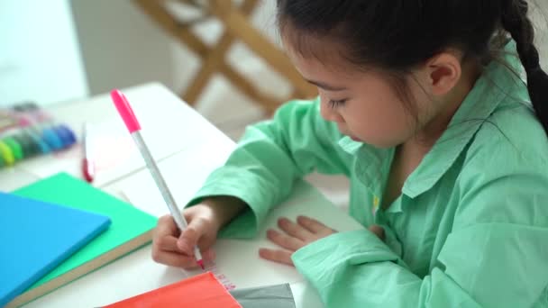 Asiática chica haciendo tarea — Vídeos de Stock