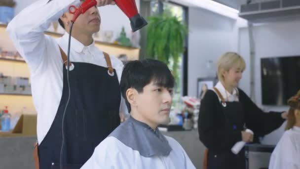 Peluquería masculina usando secador de pelo en el cliente — Vídeos de Stock