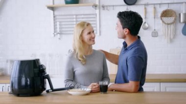 Çift kızartma makinesinde yemek hazırlıyor.