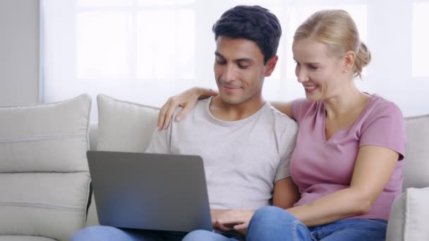 Couple utilisant un ordinateur portable dans une conversation — Video