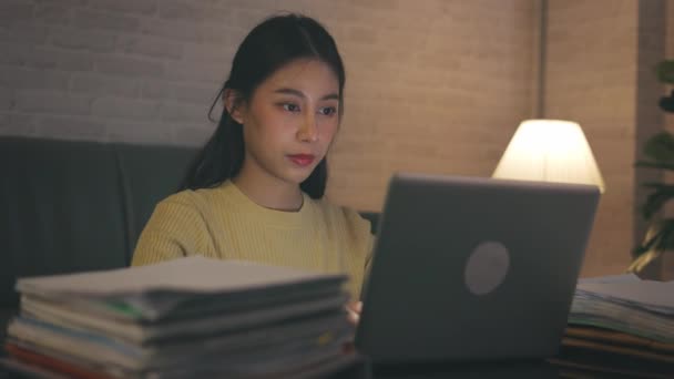 Mujer estresada trabajando en el portátil — Vídeos de Stock