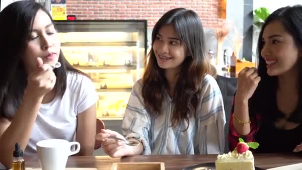 Friends group of Asian female enjoying a strawberry cake at cafe and restaurant — Vídeo de stock