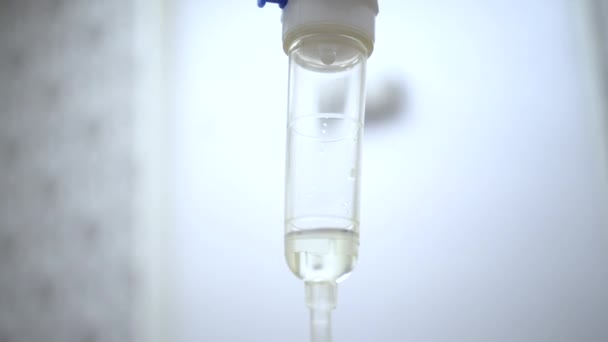 Крупним планом встановлений IV сольовий розчин, що капає в лікарні — стокове відео