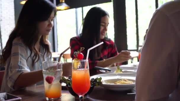 Skupina mladých asijských žen jíst a mluvit v kavárně a restauraci — Stock video