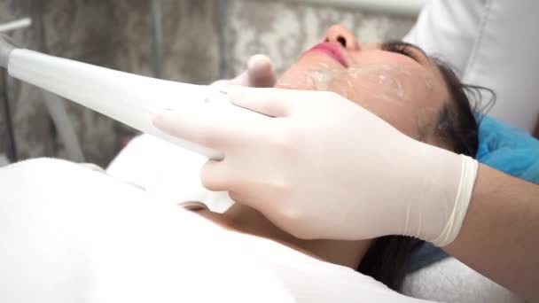 Fiatal ázsiai nő kap IPL és lézeres kezelés kozmetikus a klinikán — Stock videók
