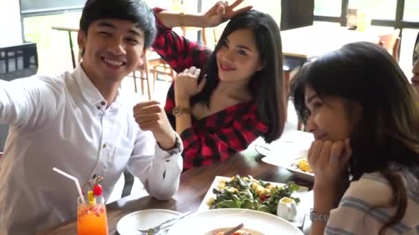 Young Asian people taking selfie photos and having lunch together at restaurant — Stockvideo