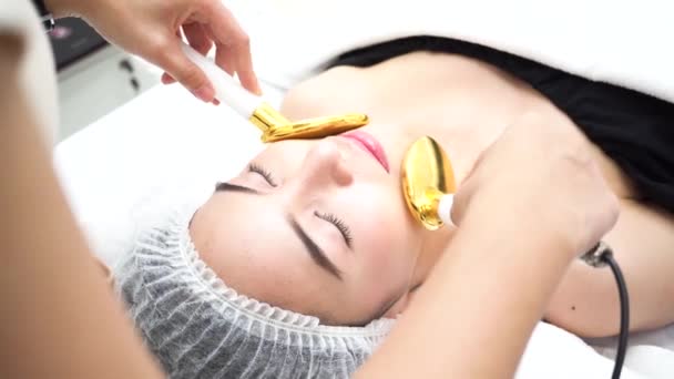 Asian Woman getting beauty device on face at beauty clinic — Vídeos de Stock