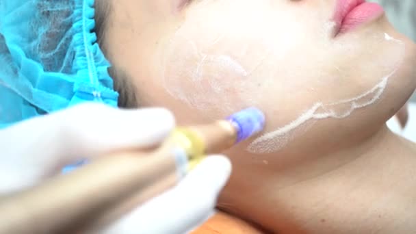 아름다운 아시아인젊은 여자가 미 과학 클리닉에서 미용사에게 얼굴을 닦고 있는 모습 — 비디오