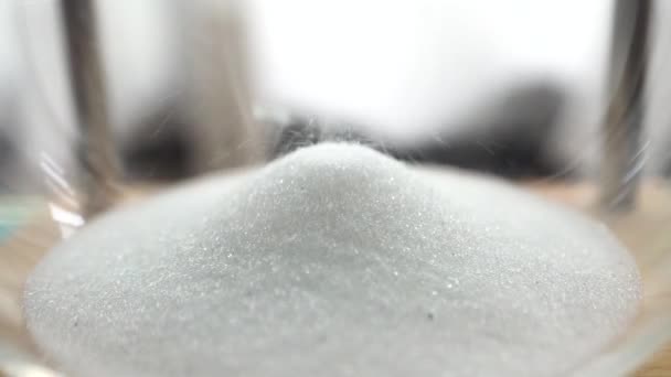 Refined sugar falling onto pile inside the glass bowl — Vídeo de stock