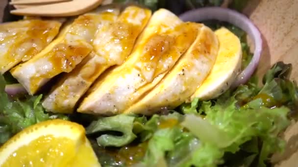 Dolly Shot of Chicken breast with fresh salad — Vídeos de Stock