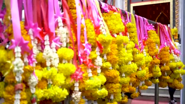 Thai jasmine garland flowers hanging on the rack in temple in Thailand — Vídeo de Stock