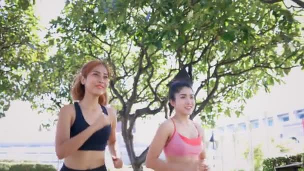 A parkban futó női barátok — Stock videók