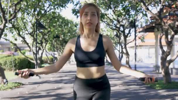 Woman doing rope skipping in the park — Vídeo de Stock