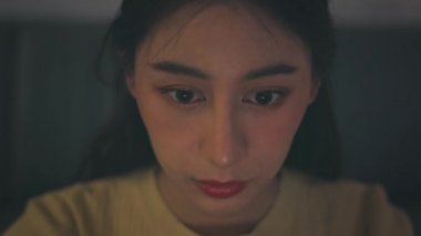 Dizüstü bilgisayarda çalışan stresli kadın.