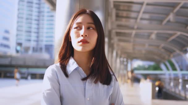 Mujer de negocios mirando hacia la ciudad con altos edificios modernos — Vídeos de Stock