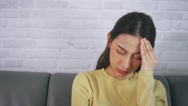 Žena doma trpí bolestí hlavy — Stock video