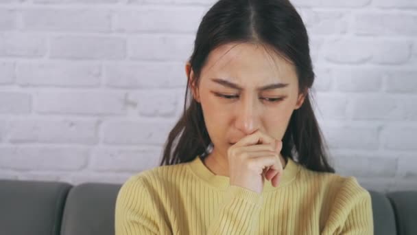 Mujer que sufre de dolor de garganta y tos — Vídeo de stock