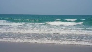 Rayong, Tayland, Asya 'daki kumsaldaki deniz dalgalarının manzara videosu.