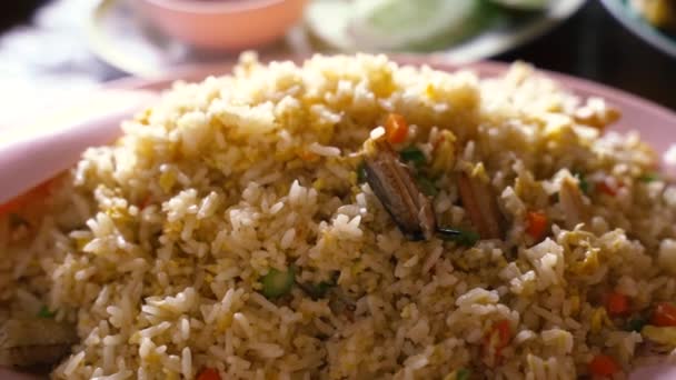 Cuisine thaïlandaise variété alimentaire panoramique vidéo de viande de crabe riz frit, omelette, tom yum kung soupe épicée — Video