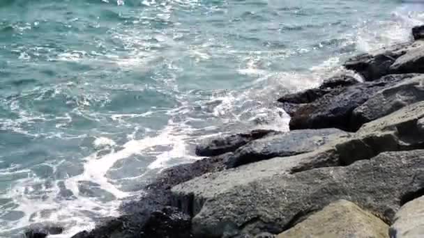 Landschapsvideo van krachtige golven die neerstorten op een rotsachtig strand in Rayong, Thailand, Azië — Stockvideo