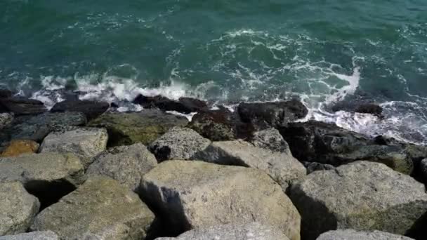 Пейзаж видео мощных волн, разбивающихся на скалистом пляже в Районге, Таиланд, Азия — стоковое видео