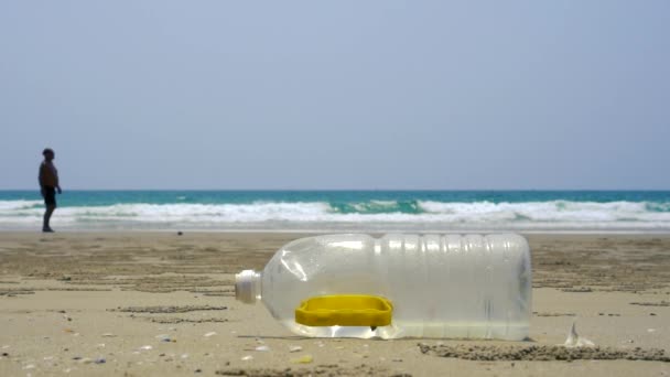 Vacío utiliza botella de plástico sucio en la playa en la gran ciudad. Contaminación ambiental y playa de arena sucia. Concepto de problema ecológico — Vídeo de stock