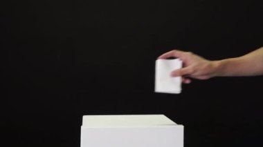 Oy pusulasında oy kullanan insanlar seçim merkezlerinde siyah arka planda oy kullanıyorlar