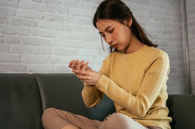 Bilek ağrısı çeken genç bir kadın.