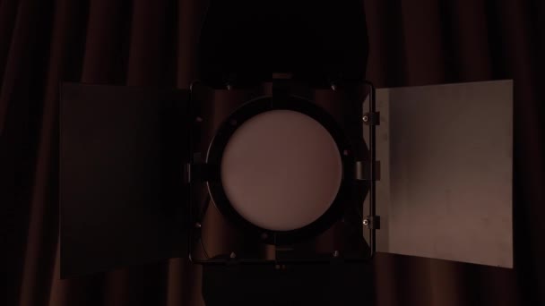 Producción cine iluminación teatro estudio spot luces en cortina marrón — Vídeo de stock