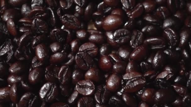 Top vista tiro de Heap de cor escura de grãos de café crus textura para fundo — Vídeo de Stock