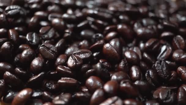 Rotação tiro de Heap de cor escura de grãos de café crus textura fundo — Vídeo de Stock