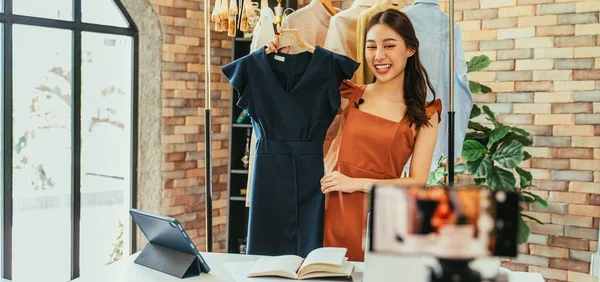 Woman influencer selling clothes online — Stock Photo, Image